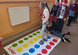 Grupa uczniów z klasy trzeciej grających w grę "Twister".