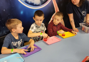 Uczniowie wykonują swoje slime.