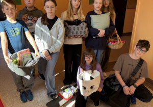 Uczniowie prezentują swoje pomysły na przechowywanie podręczników i przyborów szkolnych.