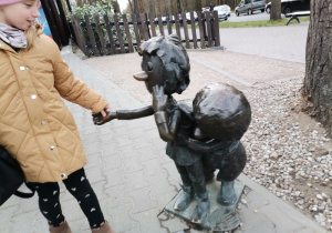 Wejście do zoo- uczennica wita się z rzeźbą Maurycego i Hawranka, bohaterom bajki Se-ma-fora. Pomnik na Szlaku Łodzi Bajkowej.
