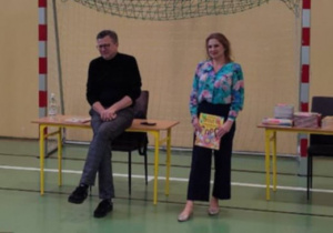 Autor książek Marek Michalak oraz Anna Malinowska z Biblioteki w Rzgowie podczas spotkania z dziećmi