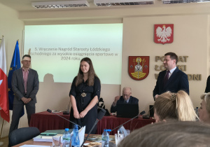 Uczennica odbierająca za wybitne osiągnięcia sportowe.