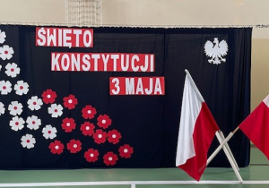 Dekoracja na sali gimnastycznej z okazji apelu.