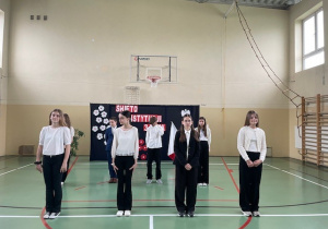 Uczniowie występujący podczas uroczystości z okazji rocznicy Konstytucji 3go Maja.