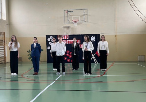 Uczniowie występujący podczas uroczystości z okazji rocznicy Konstytucji 3go Maja.