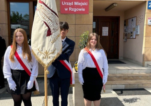 Poczet sztandarowy szkoły przy Urzędzie Gminy Rzgów podczas obchodów Konstytucji 3go Maja.