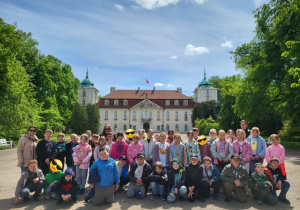 Dzieci pozują przed pałacem Radziwiłłów w Nieborowie.
