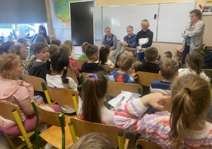 Dzieci recytują wiersze.