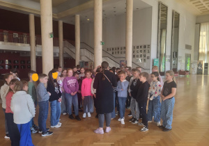 Uczniowie zwiedzający Teatr Wielki.