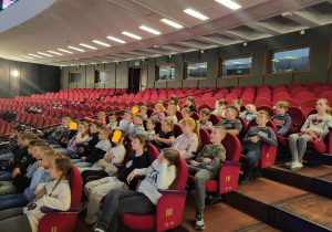 Uczniowie na widowni Teatru Wielkiego w Łodzi.