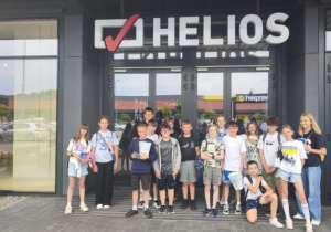 Uczniowie przed kinem Helios