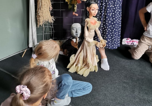 Warsztaty teatralne- prezentacja lalki-marionetki. Jest ona zawieszona na długich nitkach przymocowanych do krzyżaka, trzymanego i poruszanego przez lalkarza.