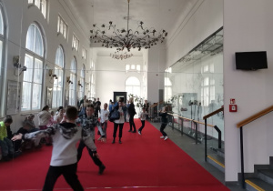 Foyer górne- Dzieci przy lustrzanej ścianie.