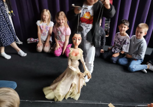 Warsztaty teatralne- Próby animacji lalki- jawajki przez chłopca