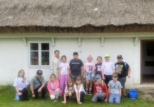 Dzieci pod Muzeum Okręgowym Ziemi Kaliskiej