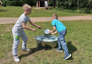 Warsztaty w Kłóbce- nalewanie wody do wanienki przez dzieci – „Żywy łańcuch”