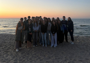 Grupa dzieci na tle morza.