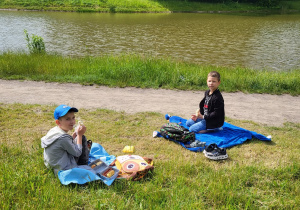 Dzieci odpoczywające na kocach.
