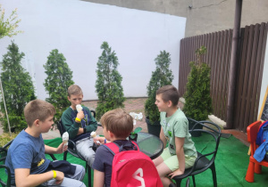 Dzieci jedzące lody.