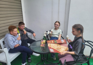 Dzieci jedzące lody.