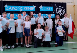 Zdjęcie pamiątkowe uczniów klasy IV z wychowawczynią Kamilą Łapką