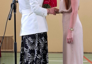 Podziękowania i gratulacje dla dyrektora szkoły od sekretarza gminy