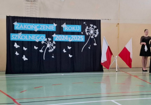 Uczniowie klasy ósmej podczas poloneza