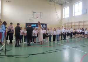 Uczniowie klasy pierwszej podczas apelu