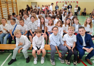 Uczniowie klasy czwartej podczas apelu