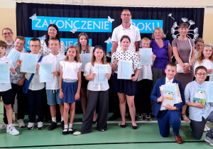Fotografia pamiątkowa uczniów klasy IV wraz z rodzicami.