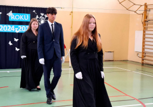 Wyjście ustępującego składu sztandaru szkoły