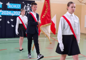 Wyprowadzenie sztandaru szkoły przez nowy skład