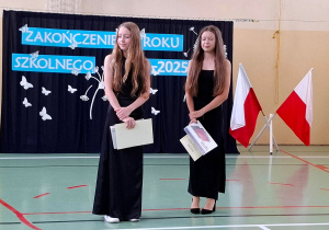 Uczennice odbierające Nagrodę od firmy PTAK.