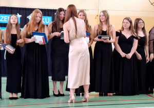 Wręczanie pamiątek na zakończenie ósmej klasy