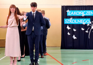 Taniec polonez w wykonaniu uczniów wraz dyrektorem szkoły