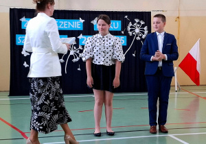 Czwartoklasiści odbierający nagrody za plastyczny konkurs pożarniczy