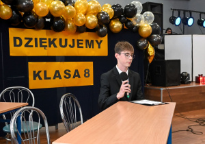 Występ artystyczny ósmoklasistów