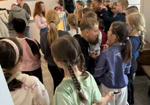 Uczniowie w trakcie zwiedzania Pałacu w Nieborowie