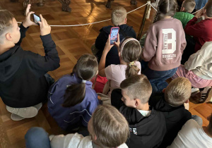 Uczniowie podziwiają wystawę w Pałacu w Nieborowie