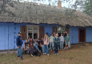 Uczniowie klasy 6 podczas zwiedzania Skansenu Ziemi Łowickiej w Maurzycach