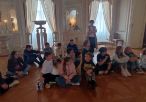 Uczniowie w trakcie zwiedzania Pałacu w Nieborowie