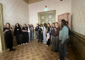 Uczniowie klasy 7 we wnętrzu kamienicy Hilarego Majewskiego w Łodzi