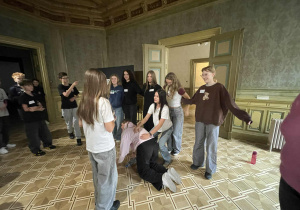 Uczniowie klasy 7 we wnętrzu kamienicy Hilarego Majewskiego w Łodzi