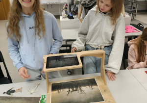 Uczniowie klasy szóstej tworzący animacje techniką poklatkową na tabletach