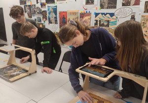 Uczniowie klasy szóstej tworzący animacje techniką poklatkową na tabletach