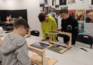 Uczniowie klasy szóstej tworzący animacje techniką poklatkową na tabletach