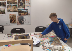 Uczniowie klasy szóstej tworzący animacje techniką poklatkową na tabletach