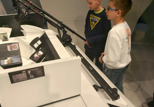 Uczniowie klasy szóstej oglądający wystawę "Materia kina".