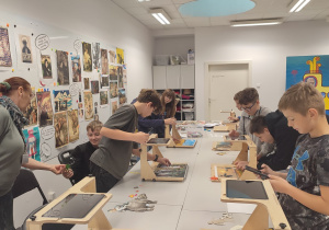 Uczniowie klasy szóstej tworzący animacje techniką poklatkową na tabletach