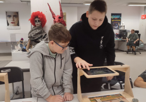 Uczniowie klasy szóstej tworzący animacje techniką poklatkową na tabletach